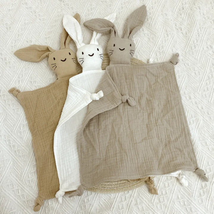 Bunny Snuggle Haven: compañero versátil de muselina de algodón para bebé