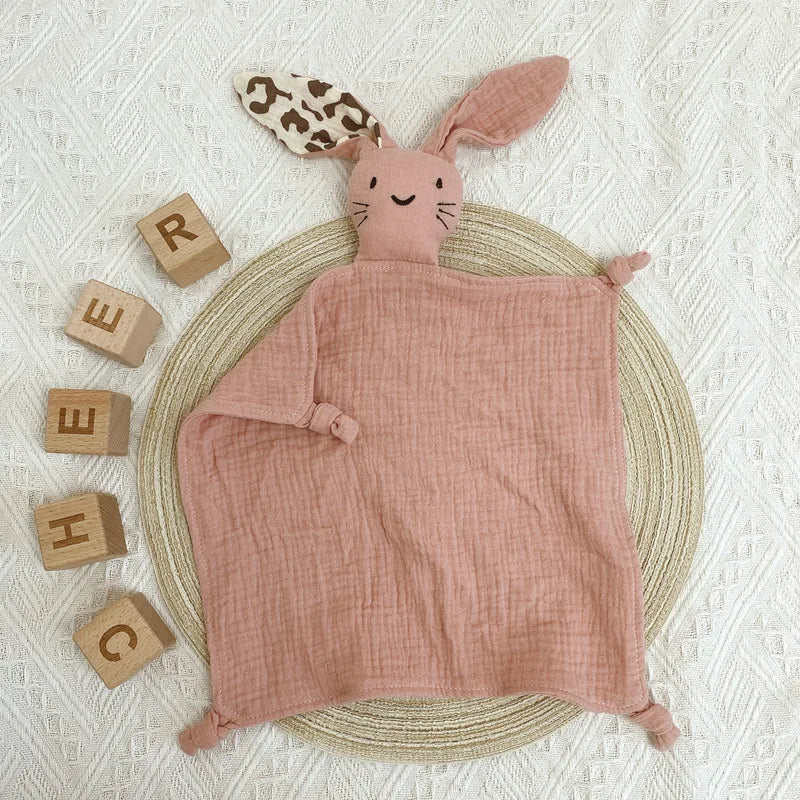 Bunny Snuggle Haven: compañero versátil de muselina de algodón para bebé